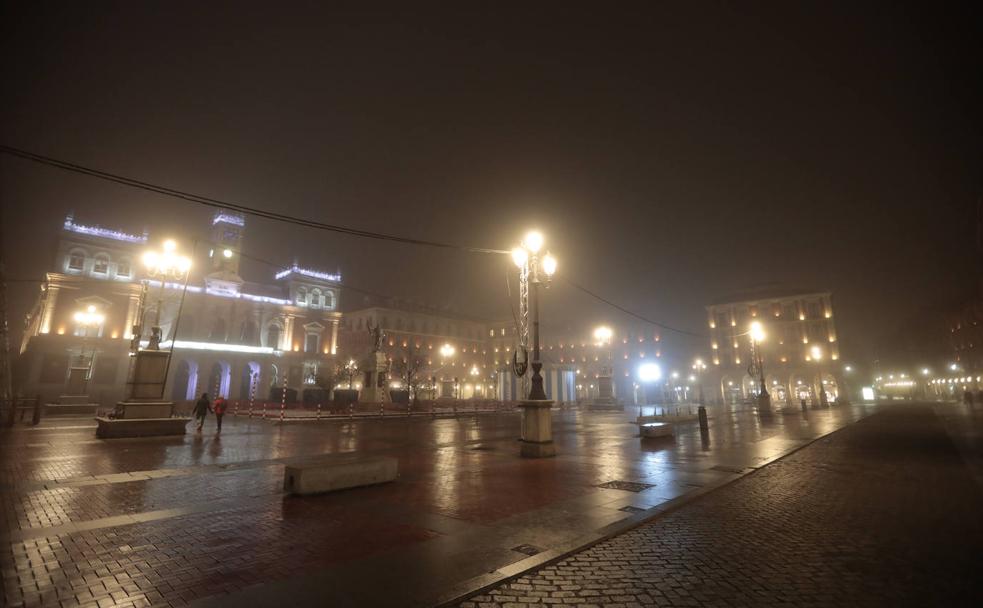 Plaza Mayor de Valladolid completamente vacía, pasadas las ocho de la tarde de este sábado. 