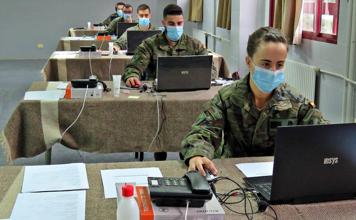 Varios rastreadores del Ejército de Tierra, durante su trabajo.