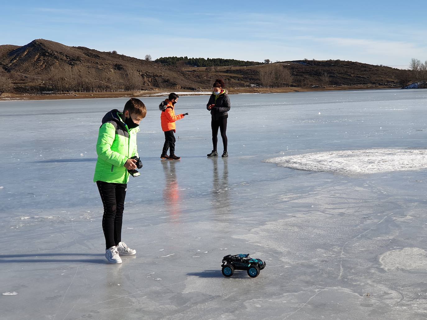 Fotos: El pantano de Aguilar se convierte en pista de patinaje