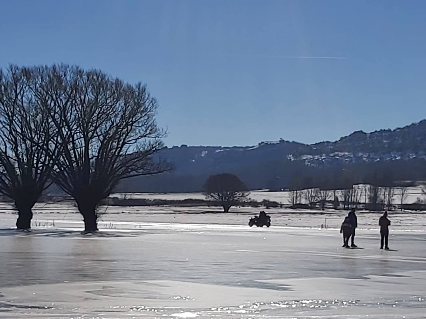 Fotos: El pantano de Aguilar se convierte en pista de patinaje