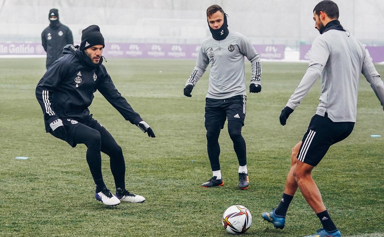 Joaquín golpea el balón ante Bruno (izq.)y Roque Mesa. real valladolid