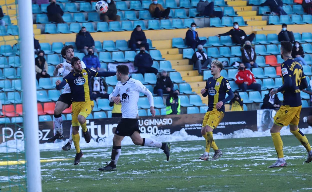 Una acción de ataque del Salamanca UDS ante el Deportivo con el área del Fondo Sur completamente helada. 