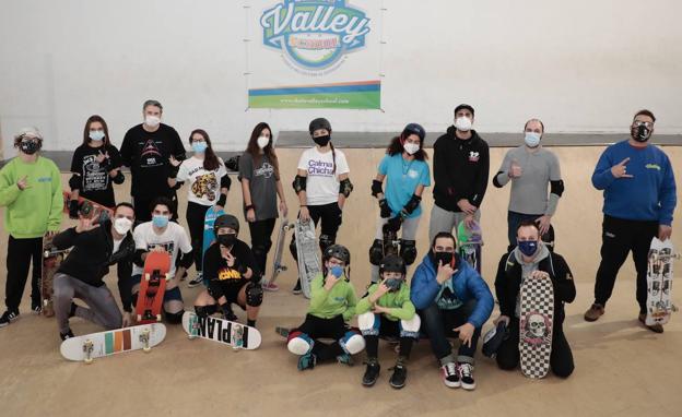 Imagen principal - El Skate Valley es una escuela que entrena en una nave del polígono San Cristóbal bajo la supervisión de Alberto García. En escalada, Valladolid tiene en Iziar Martínez su promesa más firme. 