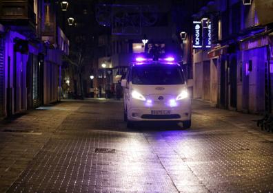 Imagen secundaria 1 - Varias personas, en la Plaza Mayor minutos antes de la entrada en vigor del toque de queda; la policía patrullando junto a La Criolla después de las 20:00 y recogida de una terraza en la Plaza Mayor.