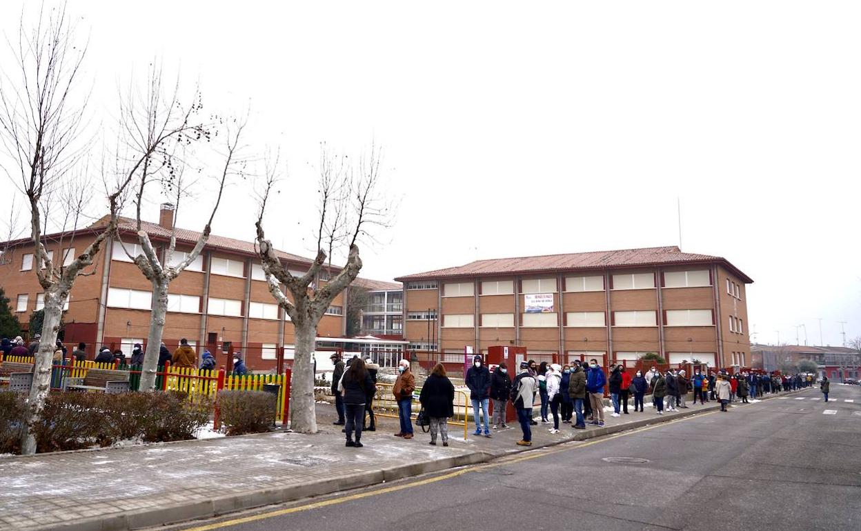 Cientos de personas guardan turno para realizarse la prueba en el polideportivo de Tordesillas. 