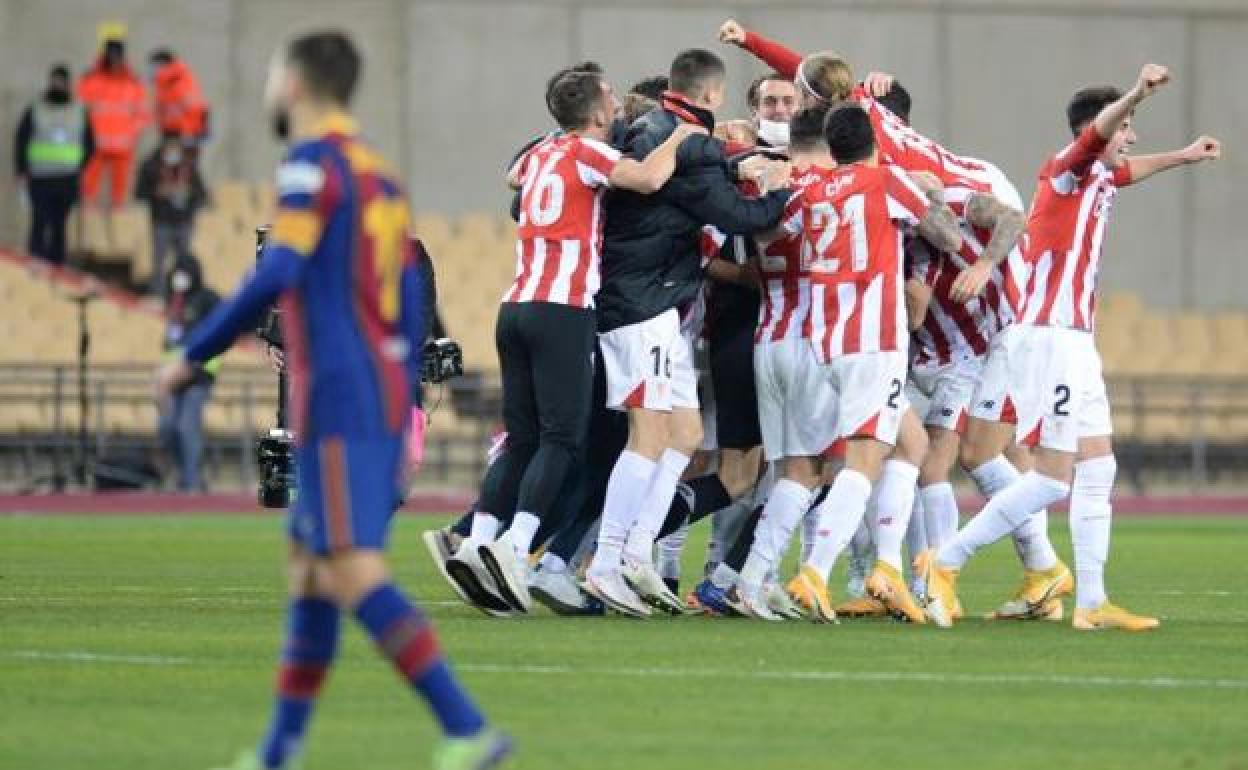 Los jugadores del Athletic celebran la Supercopa. 