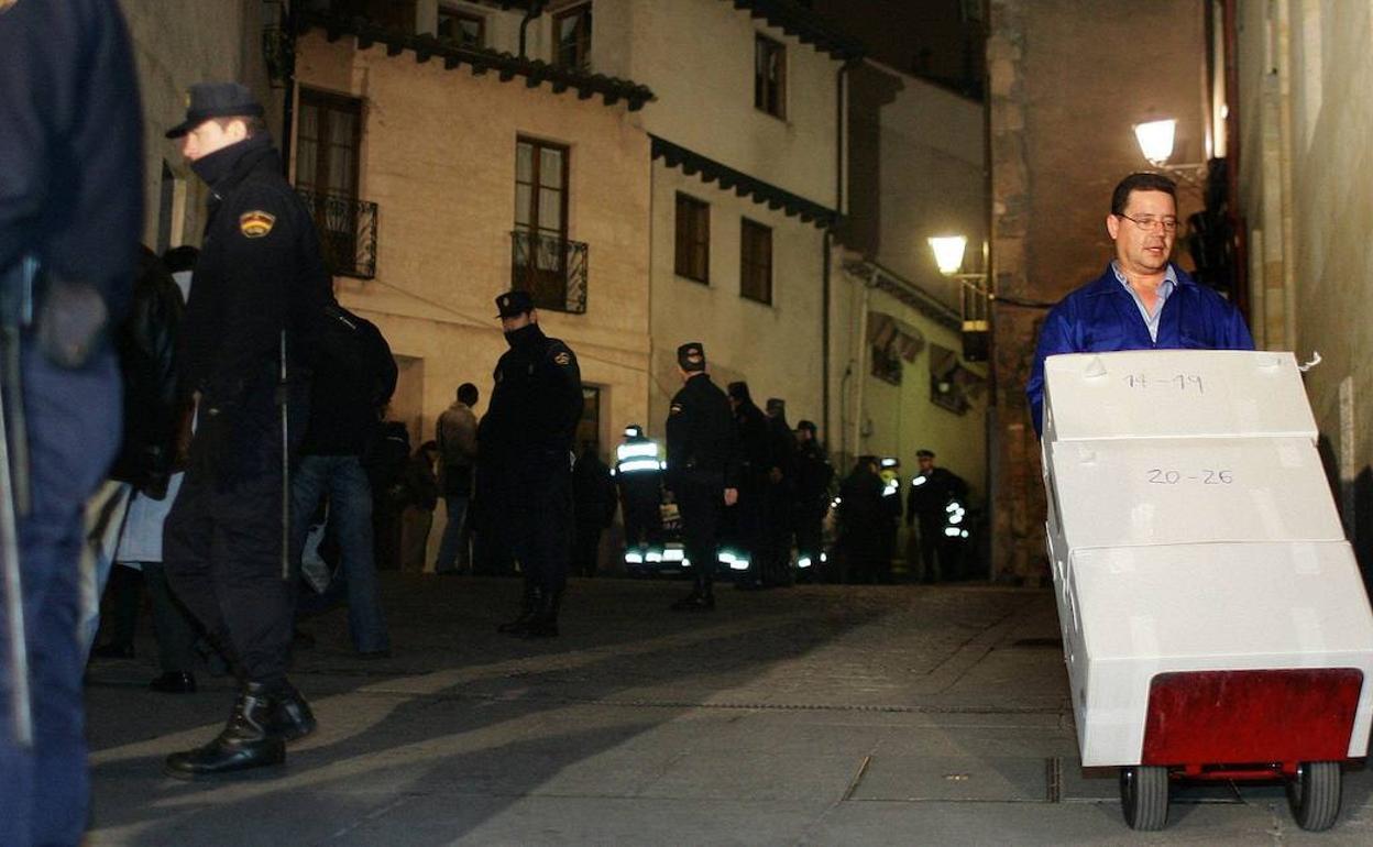 Primera salida de documentos del Archivo salmantino, bajo vigilancia policial, en enero de 2006.