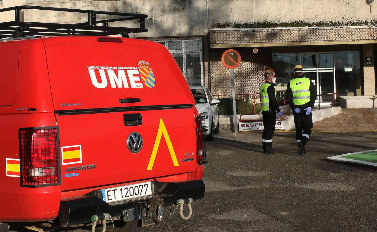 Efectivos de la UME, en la residencia asistida de Segovia durante la crisis del coronavirus.