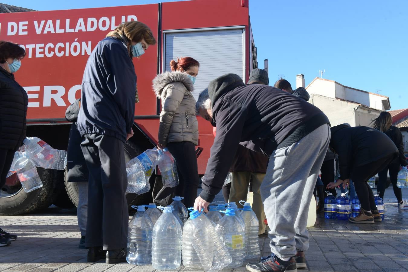 Fotos: Los bomberos reparte agua potable en Portillo