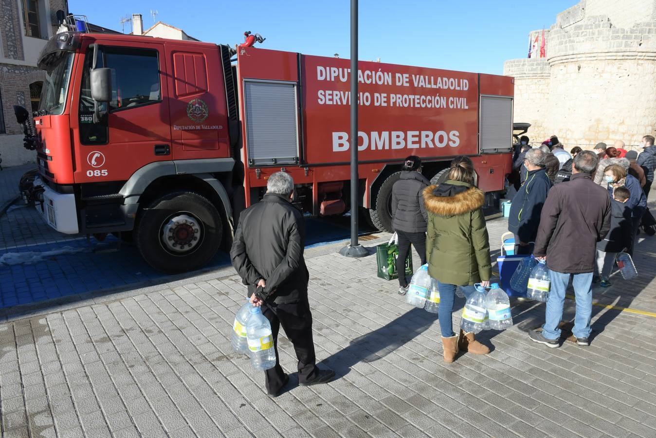 Fotos: Los bomberos reparte agua potable en Portillo