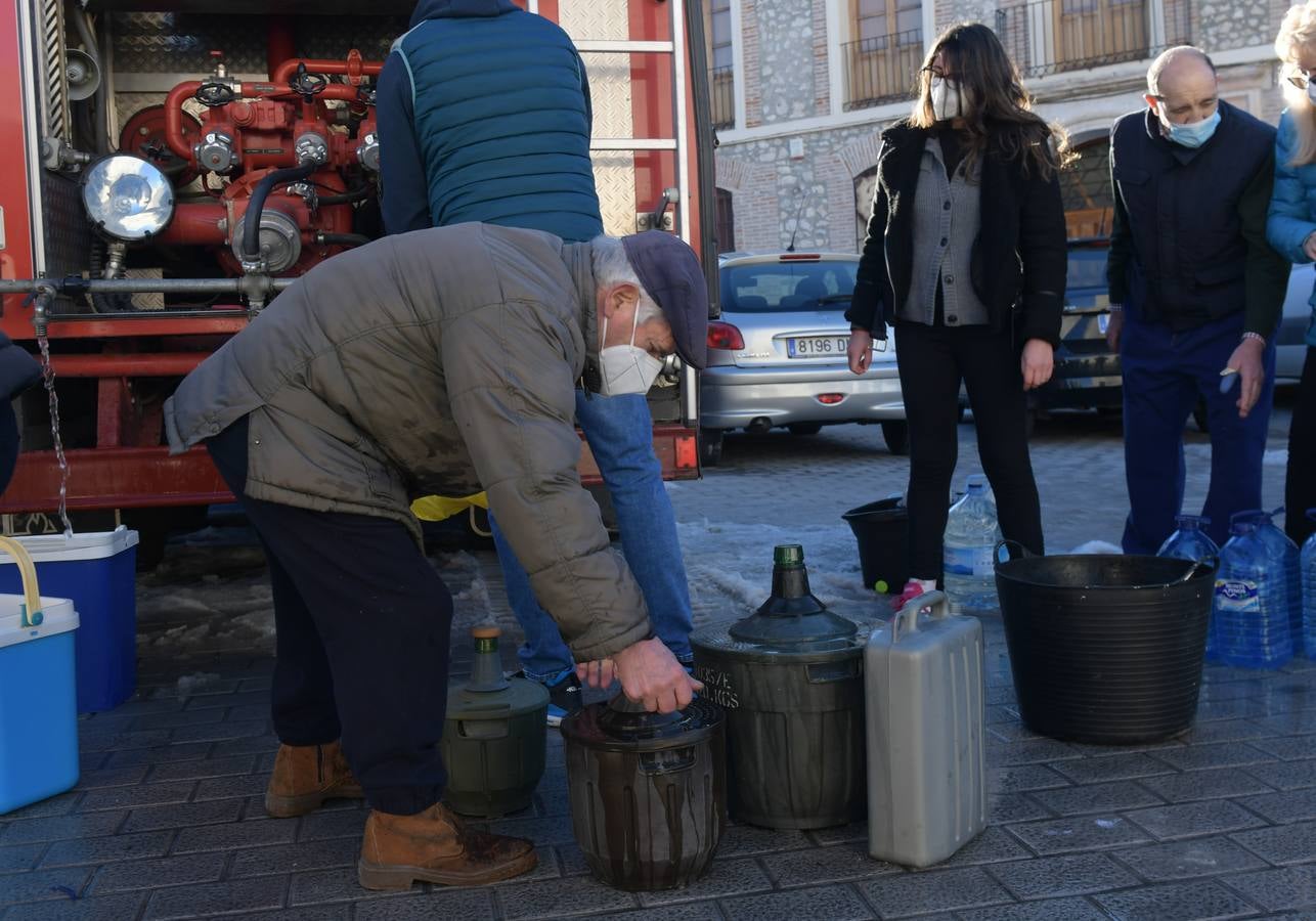 Fotos: Los bomberos reparte agua potable en Portillo