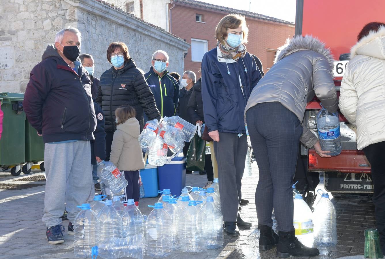 Fotos: Los bomberos reparte agua potable en Portillo