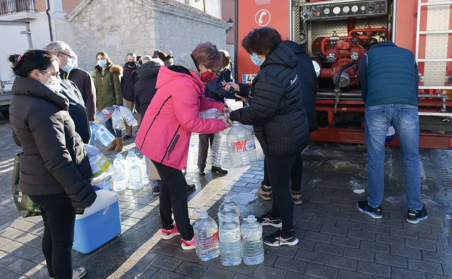 Fotos: Los bomberos reparte agua potable en Portillo