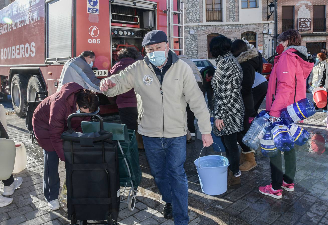 Fotos: Los bomberos reparte agua potable en Portillo