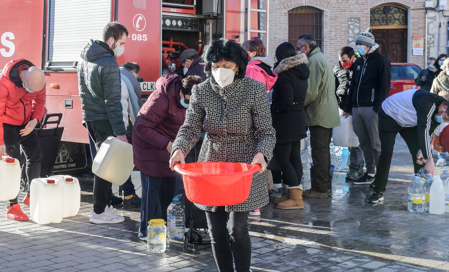 Fotos: Los bomberos reparte agua potable en Portillo