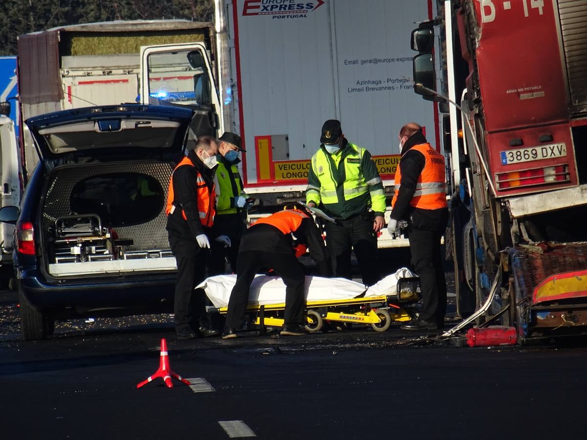 Fotos: Tres camioneros fallecidos en Tordesillas tras sufrir un atropello