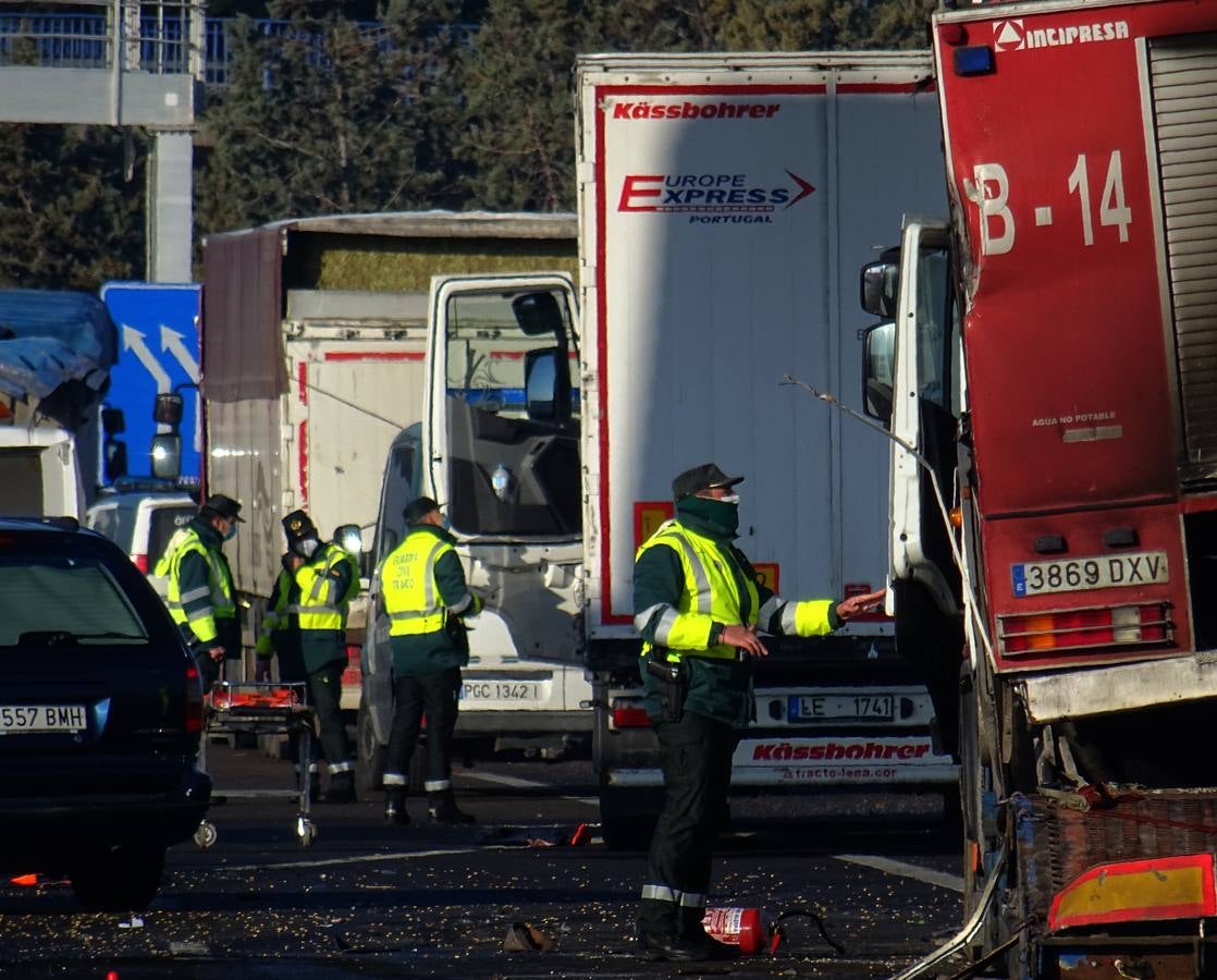 Fotos: Tres camioneros fallecidos en Tordesillas tras sufrir un atropello