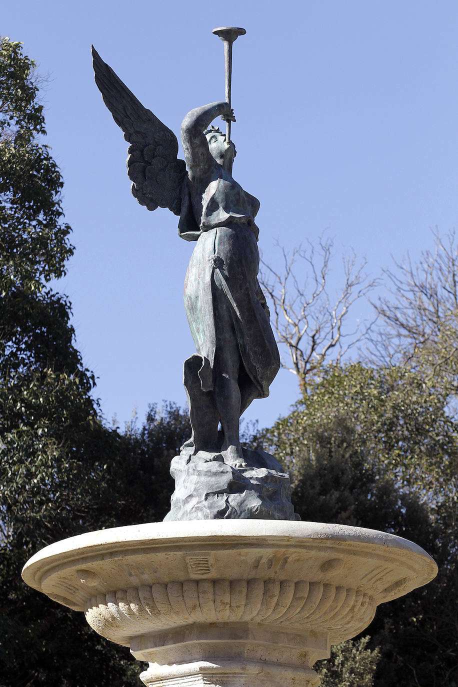 Escultura de 'la Fama' en honor a Miguel Íscar.