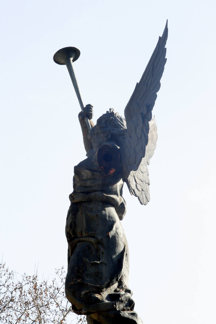 Escultura de la Fuente de la Fama del Campo Grande sin el brazo izquierdo.