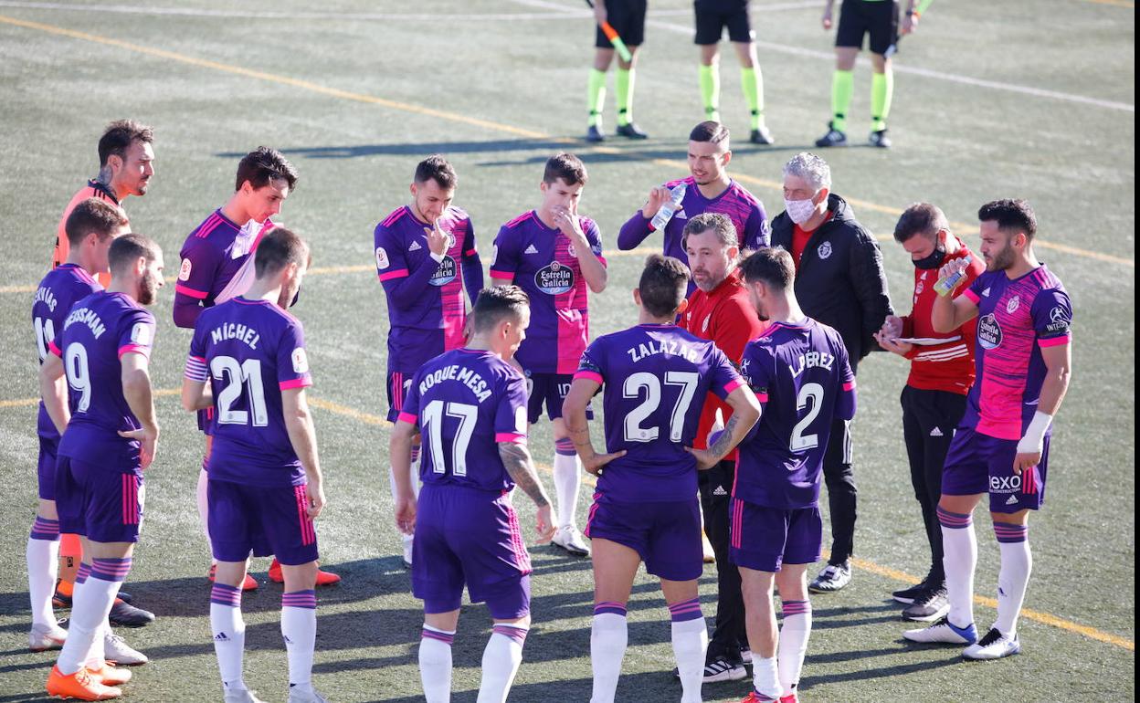 Sergio da indicaciones a los futbolistas del Real Valladolid antes de iniciar la prórroga en el choque de Copa ante la Peña Deportiva el pasado sábado