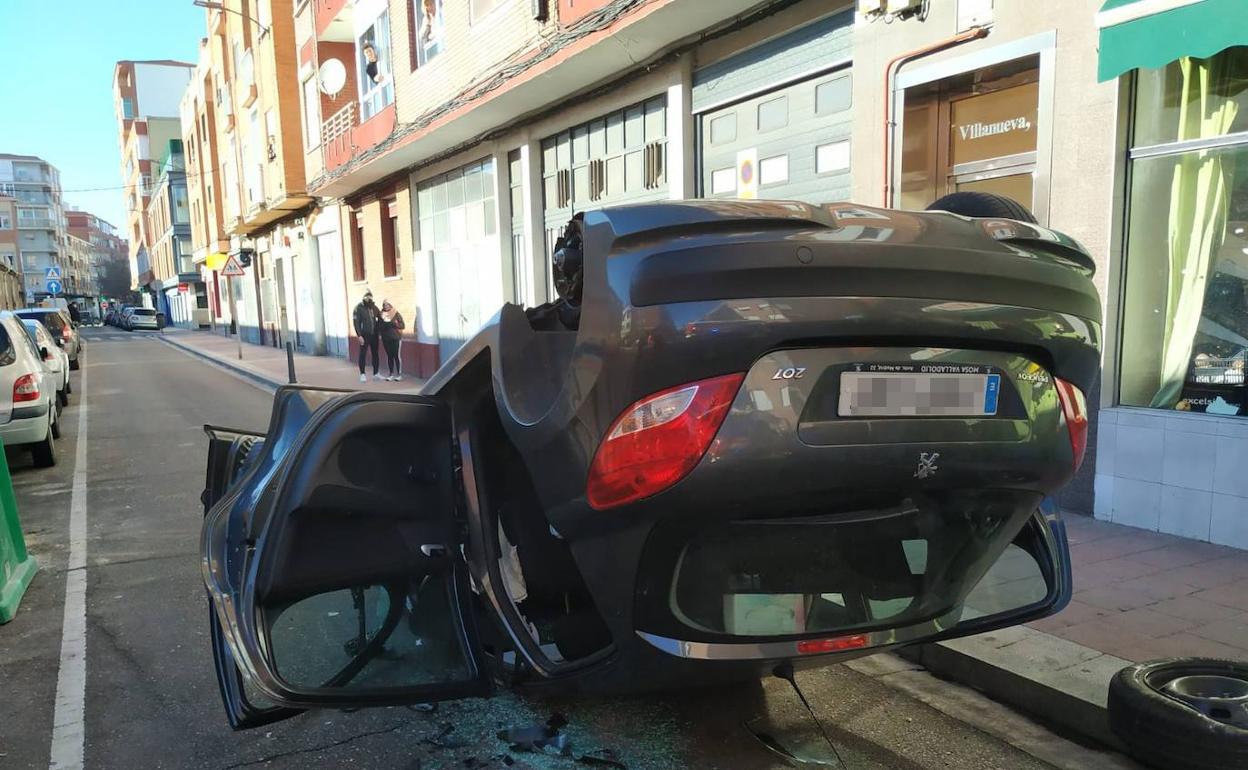 Coche volcado en el barrio de Las Delicias. 