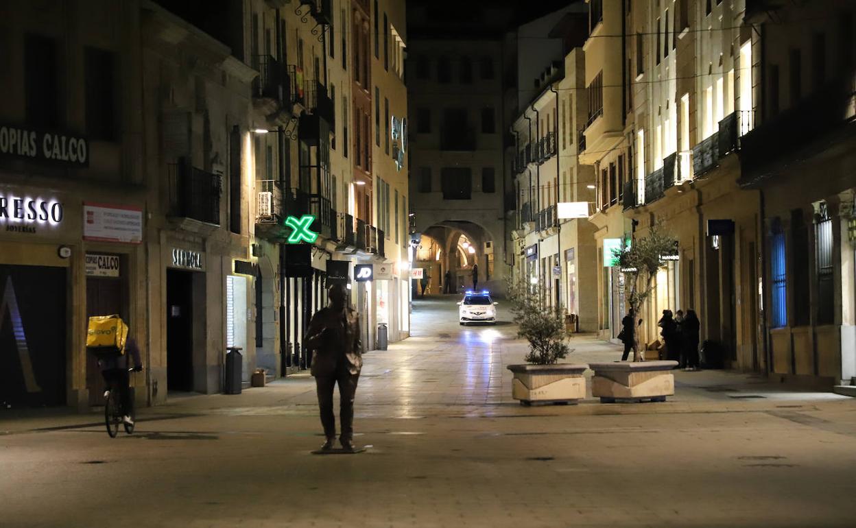 Calle Toro de Salamanca, prácticamente desierta tras la entrada en vigor del toque de queda a las 20:00 horas.