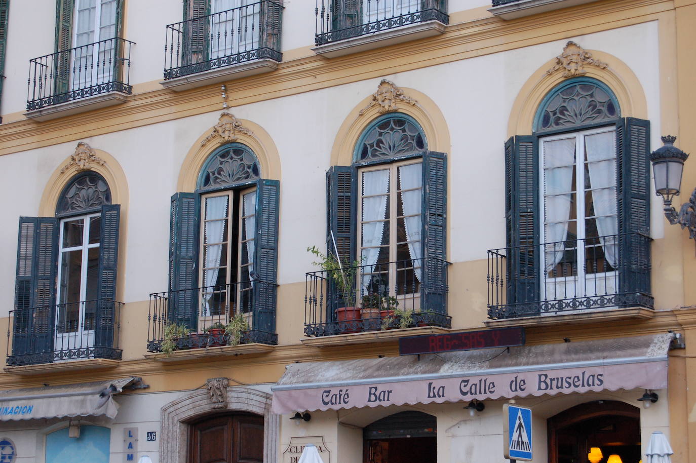 4.- Pablo Picasso (Málaga) | La casa natal de Pablo Picasso, en el nº 15 de la Plaza de la Merced de Málaga, fue declarada Monumento Histórico-Artístico de Interés Nacional el 25 de marzo de 1983. El 20 de febrero de 1991, el Ministerio de Cultura integró al Museo Casa Natal de Picasso en el Sistema Español de Museos.