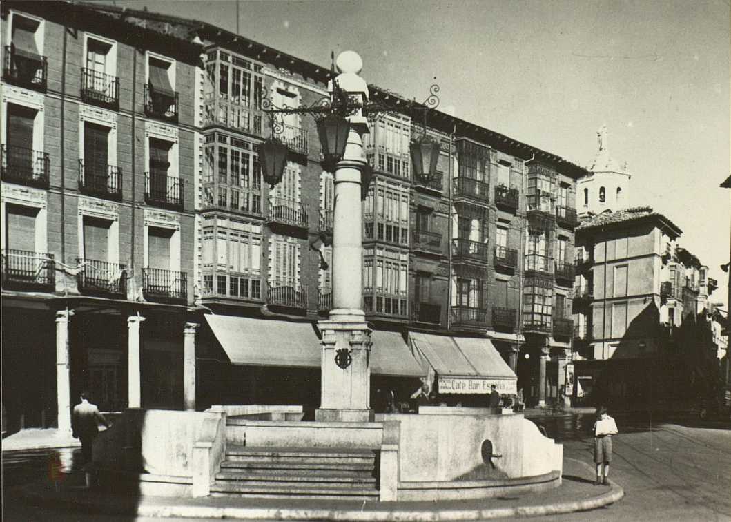 Fotos: Estampas del Valladolid antiguo (LXIV): Plaza de Fuente Dorada, punto neurálgico del comercio