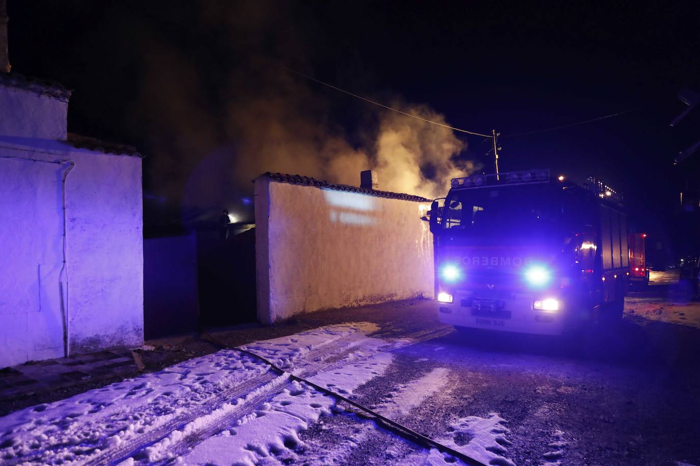 Fotos: Incendio en una nave agrícola cerca de Piñel de Abajo