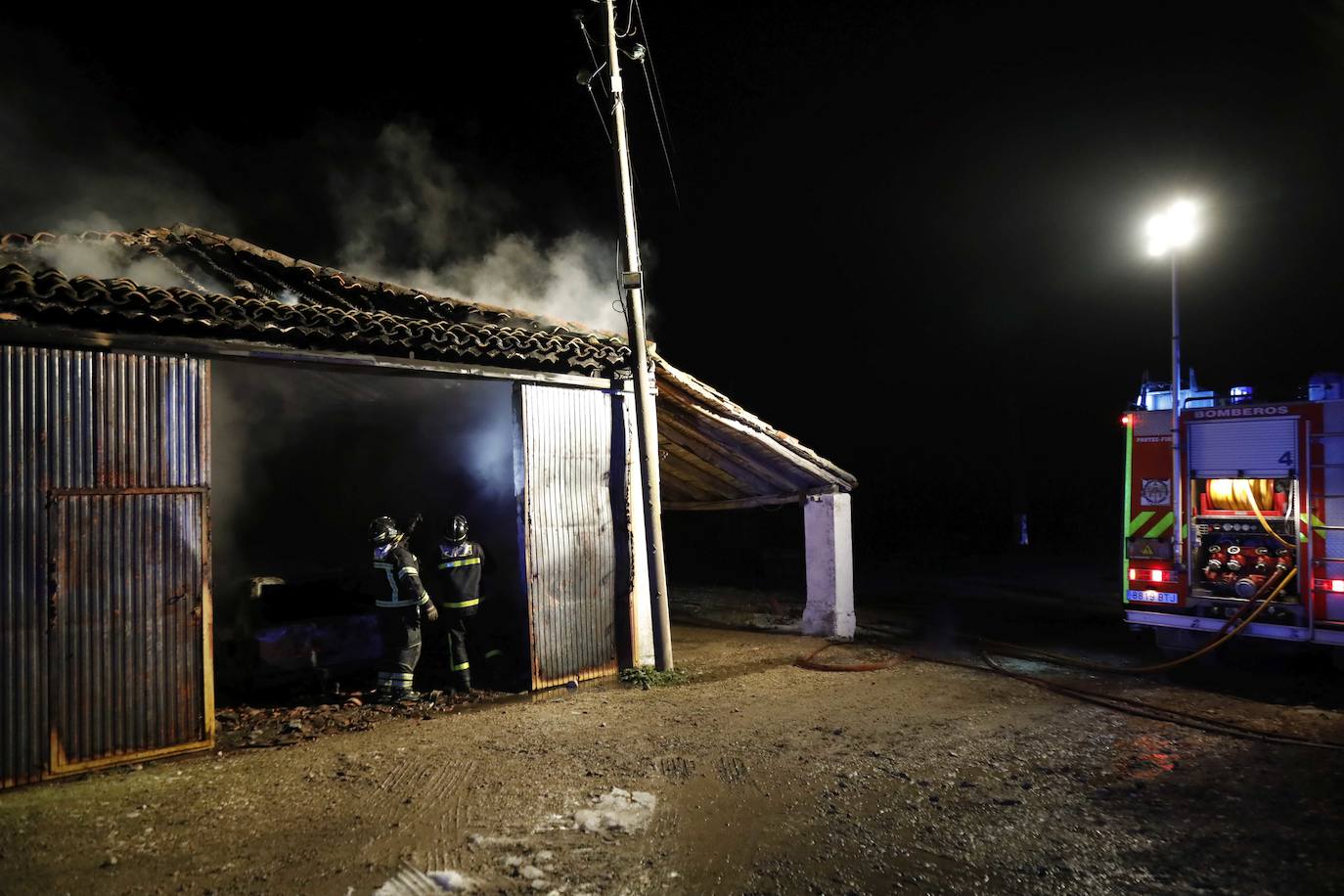 Fotos: Incendio en una nave agrícola cerca de Piñel de Abajo