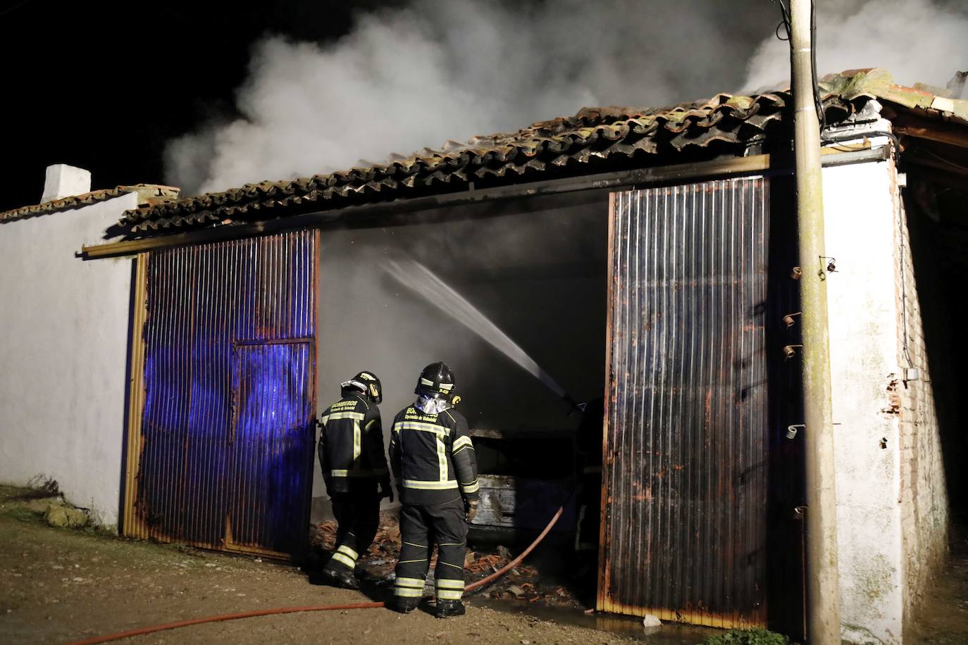 Fotos: Incendio en una nave agrícola cerca de Piñel de Abajo