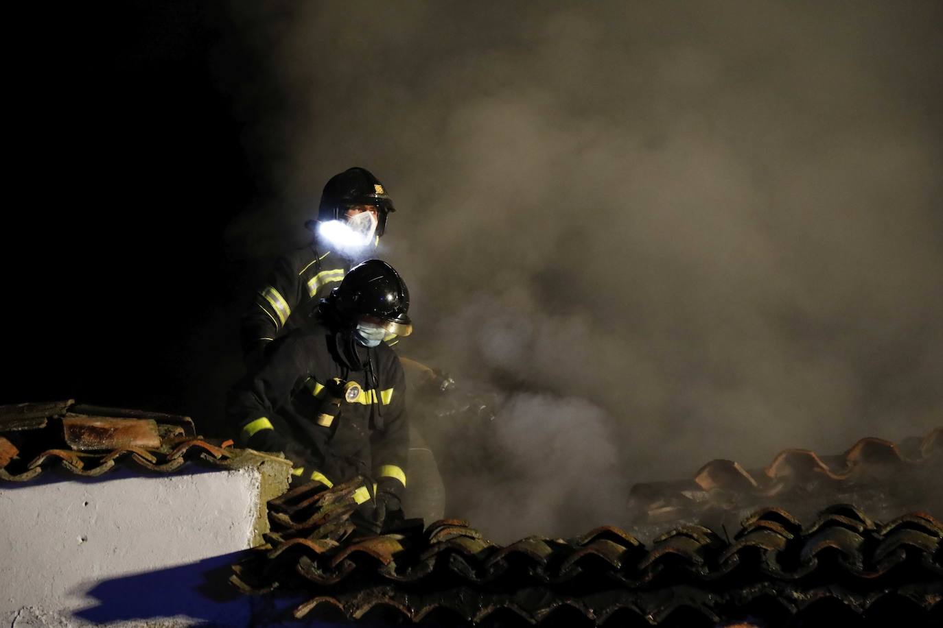 Fotos: Incendio en una nave agrícola cerca de Piñel de Abajo