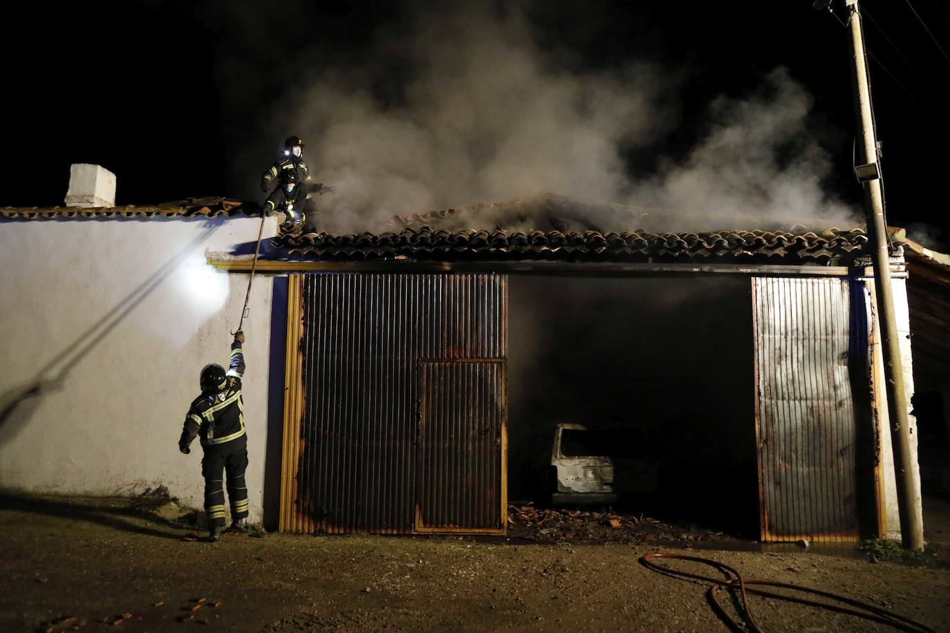 Fotos: Incendio en una nave agrícola cerca de Piñel de Abajo