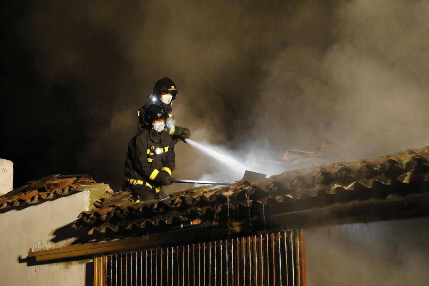 Fotos: Incendio en una nave agrícola cerca de Piñel de Abajo