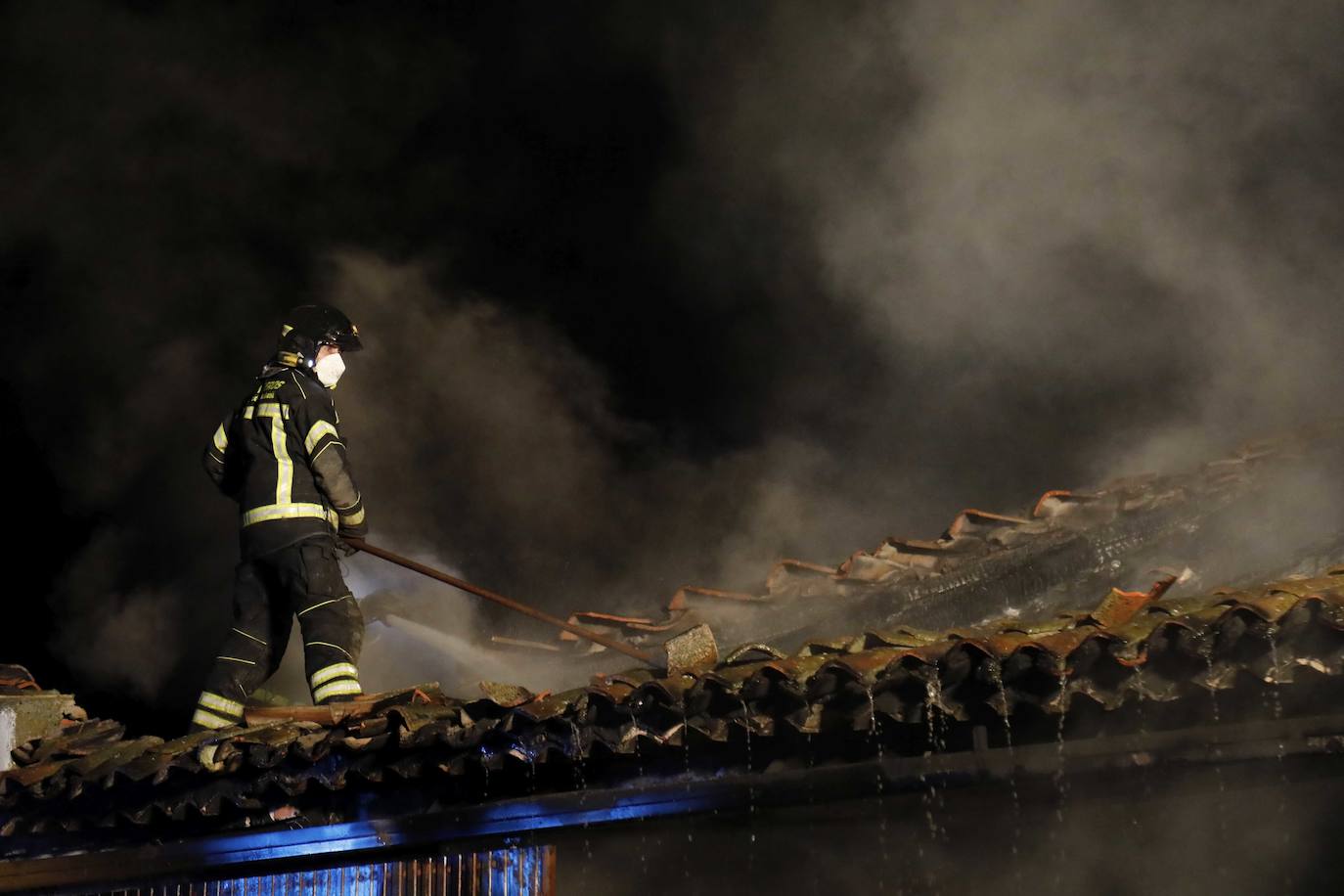 Fotos: Incendio en una nave agrícola cerca de Piñel de Abajo