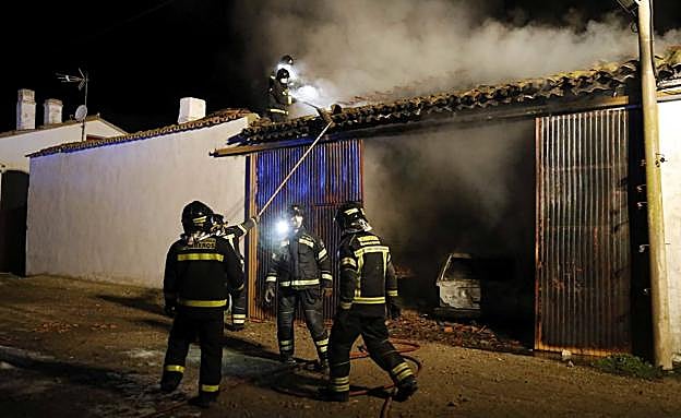 Incendio en una nave agrícola próxima a Piñel de Abajo, en Valladolid