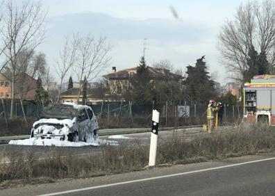 Imagen secundaria 1 - Las llamas se apoderan de un vehículo en la carretera Rueda de Valladolid