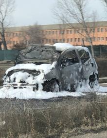Imagen secundaria 2 - Las llamas se apoderan de un vehículo en la carretera Rueda de Valladolid