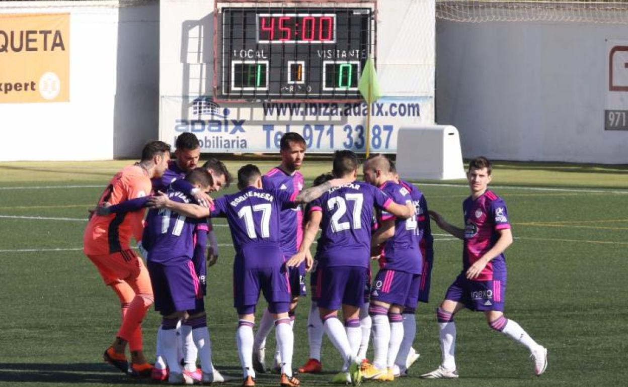 Los jugadores del Valladollid hacen piña antes de empezar el partido en Ibiza. 