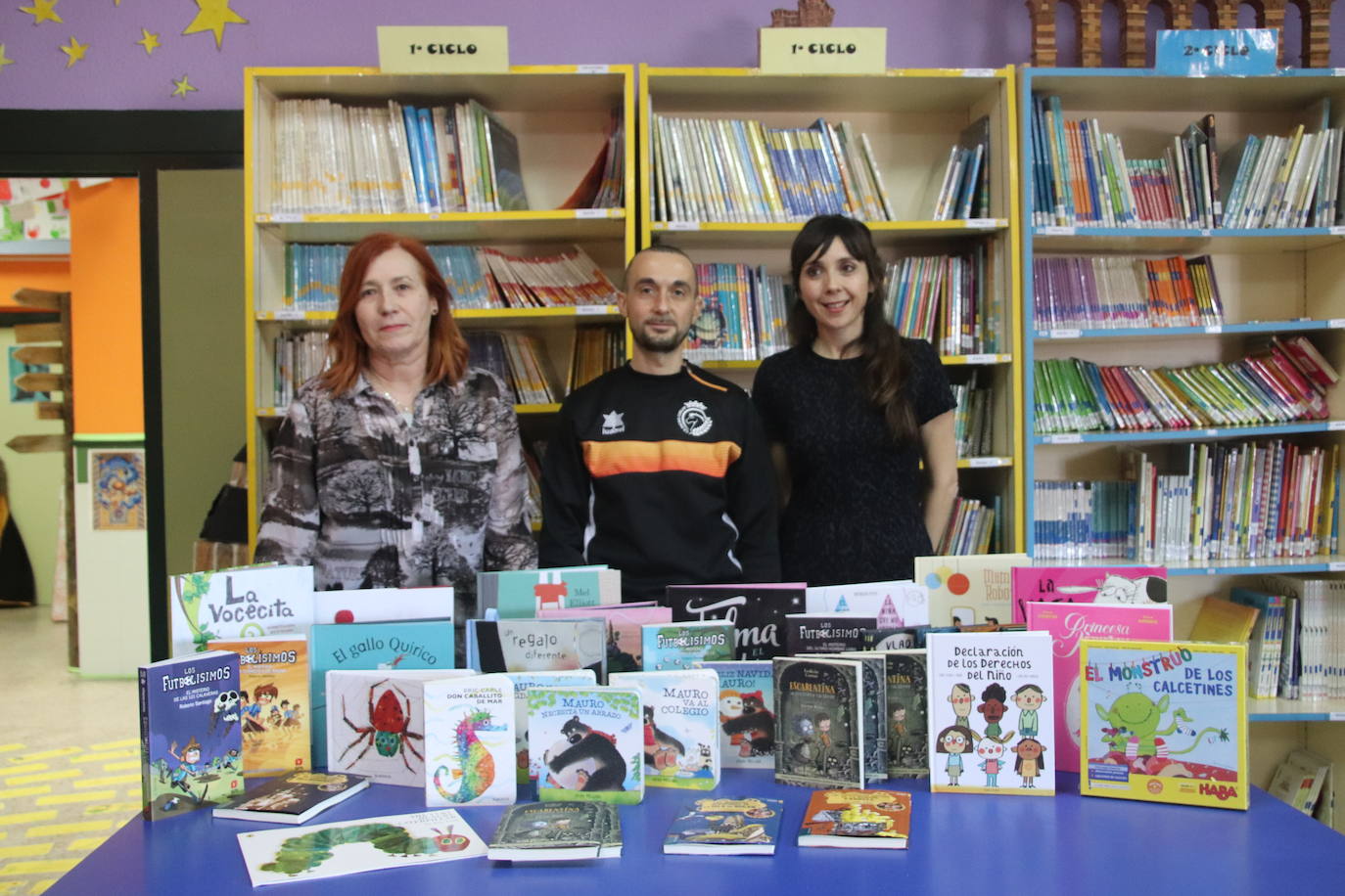 Entrega de libros al CEIP San Gil por parte del Racing Cuéllar.