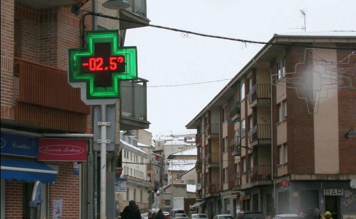 Foto de archivo del termómetro de la localidad de Cuellar, marcando -2,5 grados.