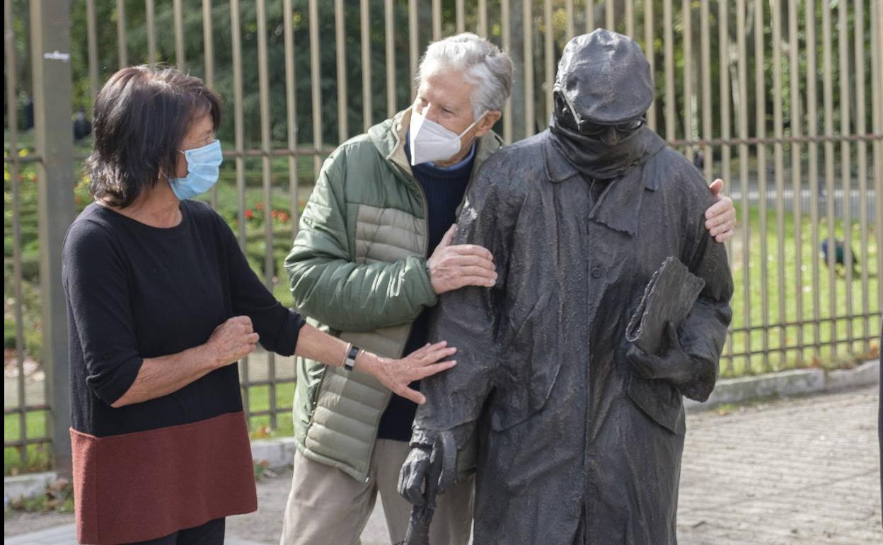 Elisa Delibes y Eduardo Cuadrado, junto a la estatua de Delibes.