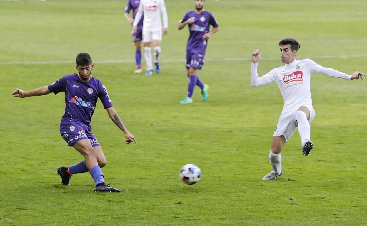 Una jugada del partido de ida entre el Palencia Cristo y el Peñaranda en La Balastera en octubre.