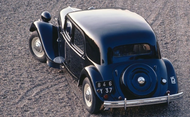 Traction Avant Six H de 1954 utiliza la hidroneumática pero solo en el tren posterior