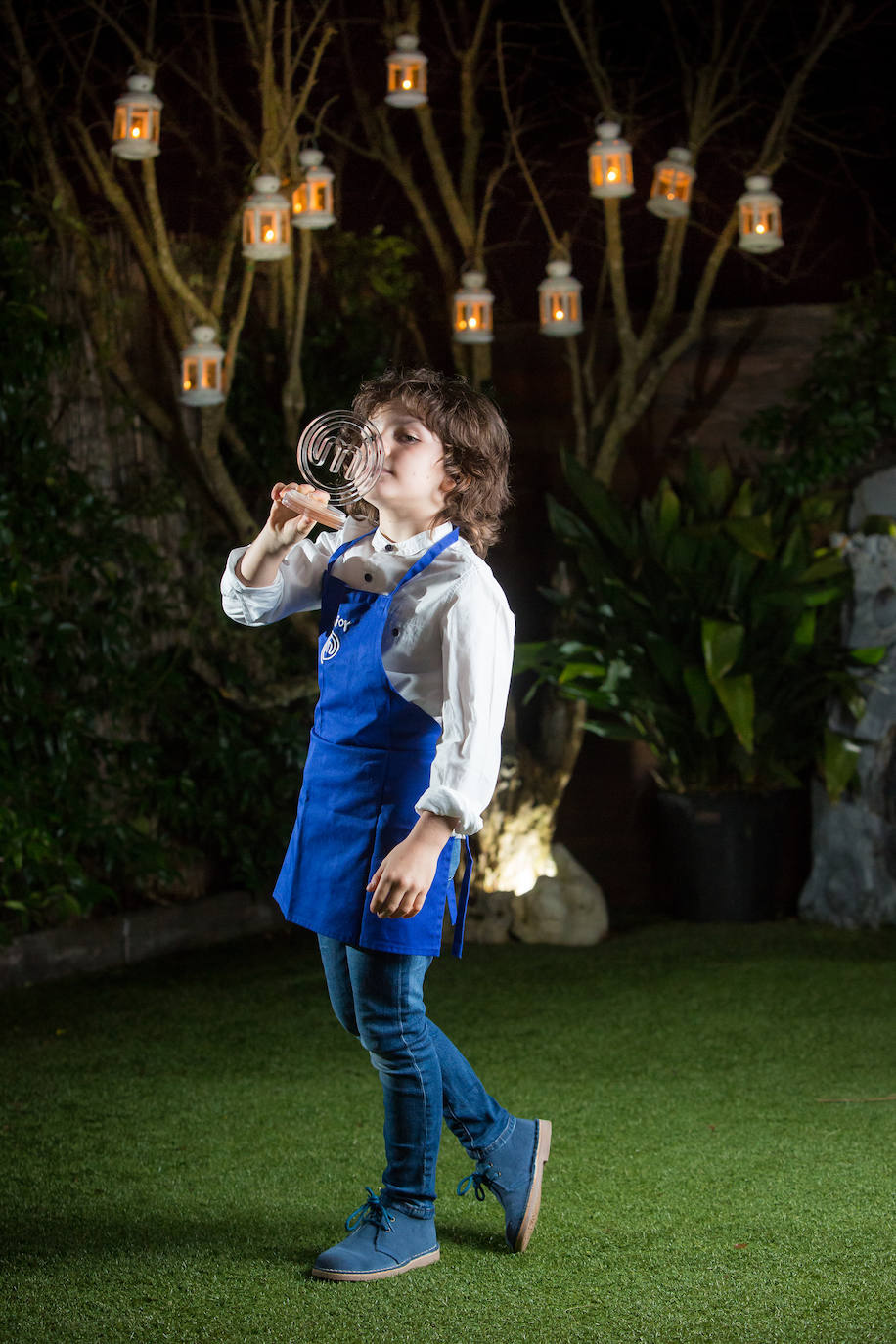 Javier con su trofeo, en el jardin de su casa de Zaratán