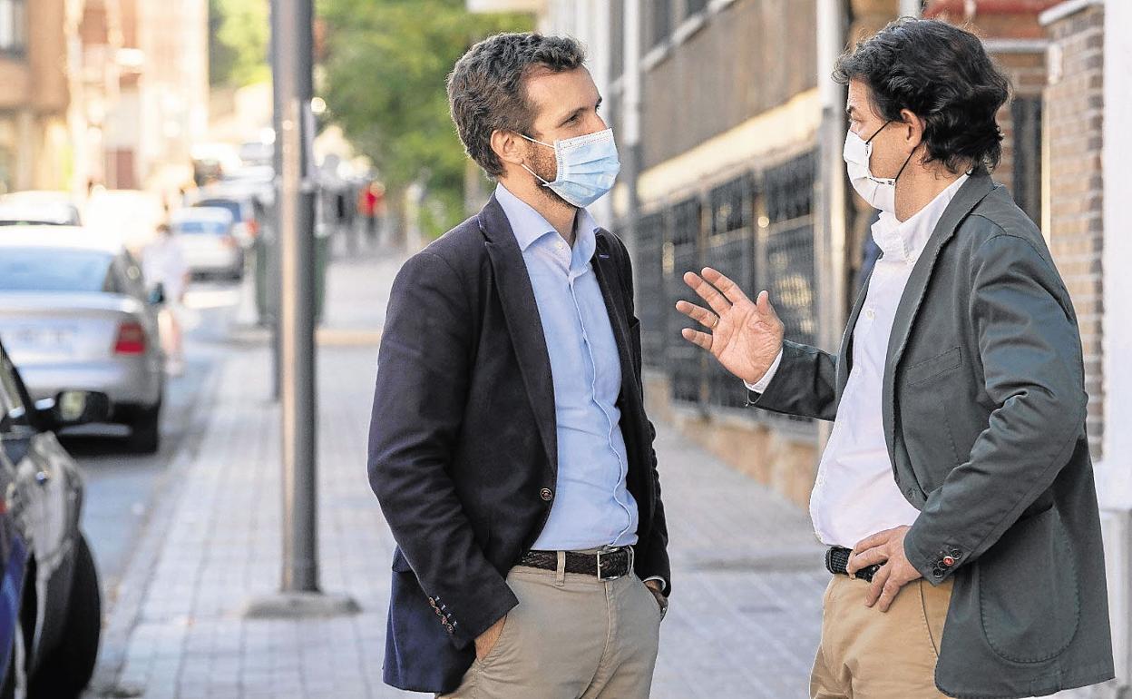 Casado y Mañueco, en Ávila, el pasado otoño.