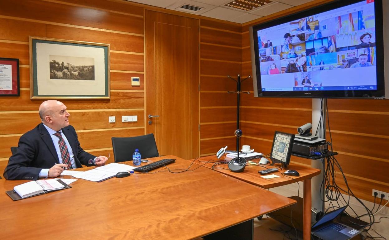 Carnero durante la reunión.