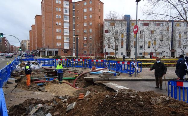 Trabajos de reparación de la tubería fracturada en el puente del cruce de la avenida de Santander con el paseo del Cauce.