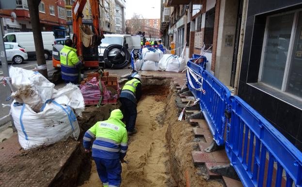 Cuatro reventones consecutivos en la calle Soto de Valladolid dejan siete días sin agua a vecinos y comercios