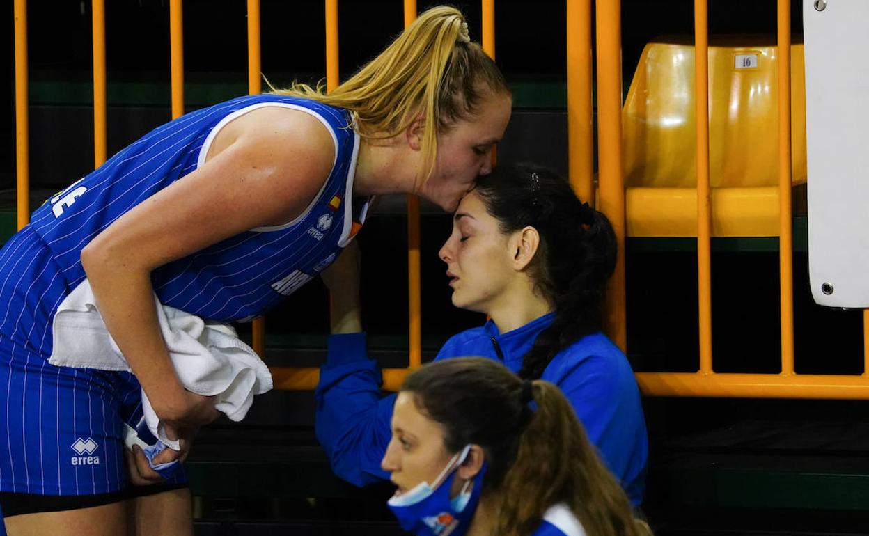 Hof consuela con un beso a Gajic tras lesionarse ante el Izmit. 